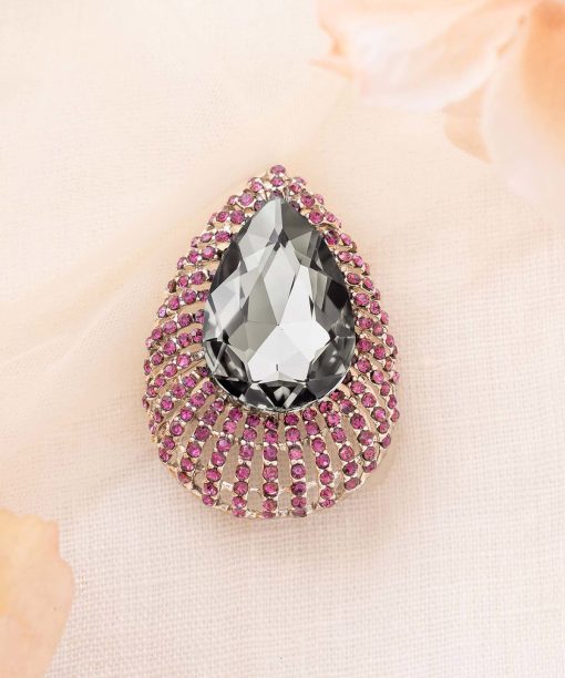 Alternative view of Brosje med fuksia rhinestone