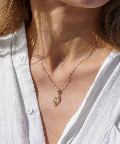 Alternative view of Radiant hamsa halssmykke i forgylt 925 sølv