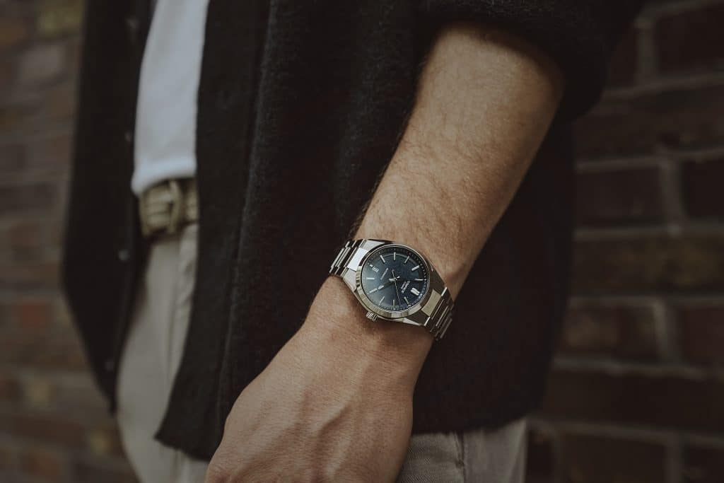 Casio Edifice med blå skive på håndledd