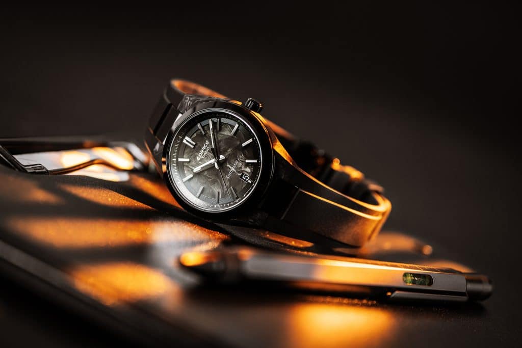 Sort edifice liggende i solglimt