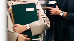 To personer i heis med Longines-klokker